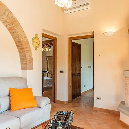 Vinciluna 4, Emma Villa Cortone